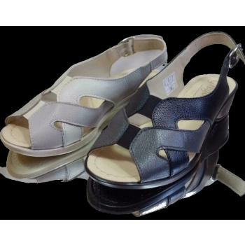 Skórzane czarne i beżowe sandały o tęgości H