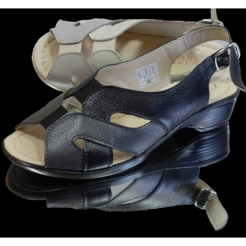 Skórzane czarne i beżowe sandały o tęgości H