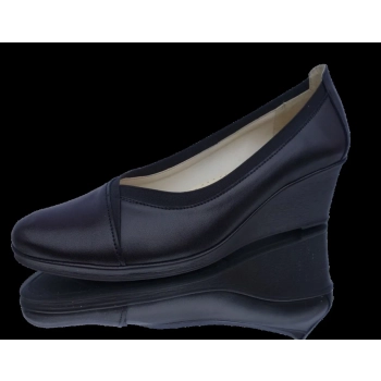 BnW Skórzane czarne czółenka na koturnie